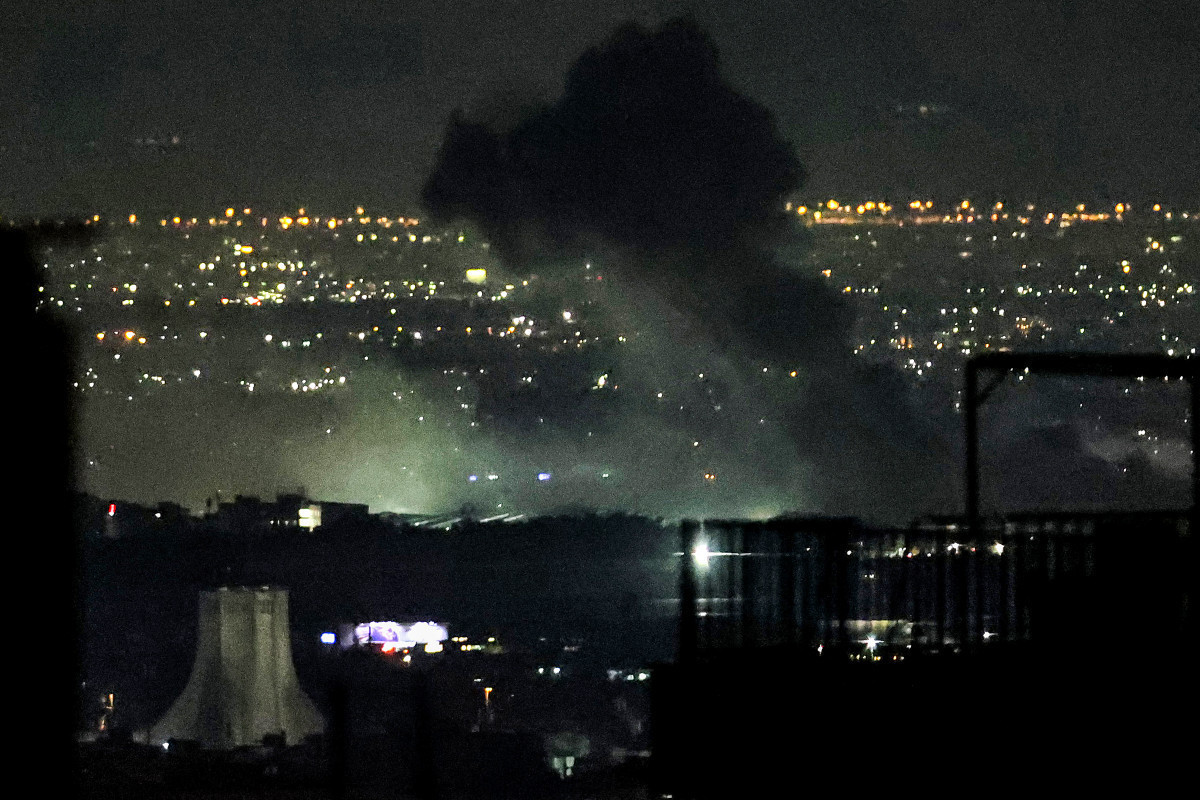 Colunas de fumaça se elevam do local dos ataques aéreos perto da Torre Azadi, na zona oeste de Teerã, em 10 de março de 2026.
/ATTA KENARE/AFP