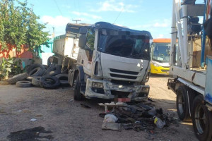 Acidente envolvendo caminh&atilde;o deixa tr&ecirc;s feridos