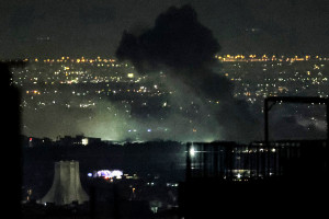 Colunas de fuma&ccedil;a se elevam do local dos ataques a&eacute;reos perto da Torre Azadi, na zona oeste de Teer&atilde;, em 10 de mar&ccedil;o de 2026.
