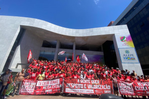 Trabalhadores da educa&ccedil;&atilde;o participaram de ato na Alepe nesta ter&ccedil;a