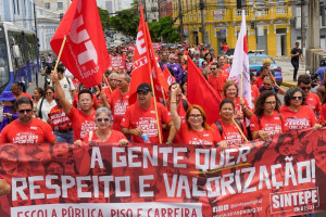 Trabalhadores em educa&ccedil;&atilde;o paralisam atividades e prometem manifesta&ccedil;&atilde;o nesta ter&ccedil;a (10)