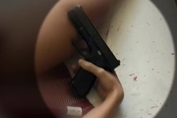 Um socorrista afirmou que a arma estava posicionada na mão da vítima de maneira incomum para casos de suicídio que já havia presenciado