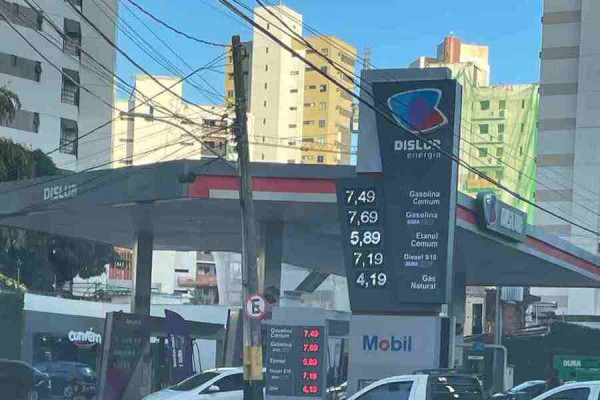 Posto Dislur, dia 10 de março, na Avenida 17 de Agosto. (Reprodução)