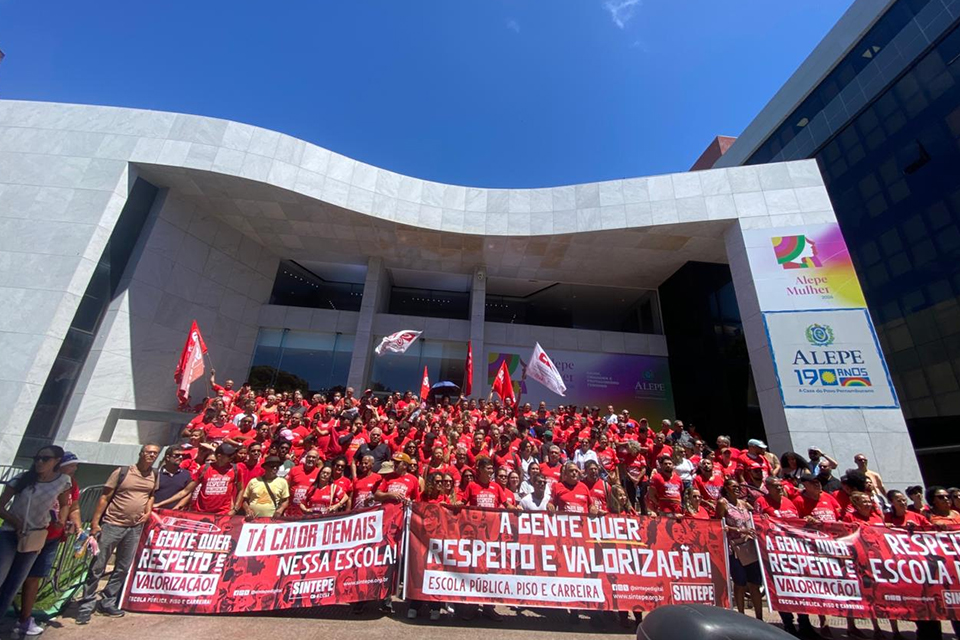 Trabalhadores da educação participaram de ato na Alepe nesta terça/RAFAEL VIEIRA/DP
