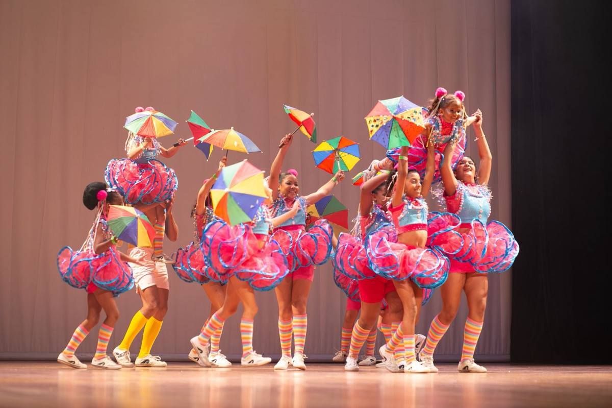 Alunos da Companhia de Dança da Escola Municipal de Frevo Maestro Fernando Borges apresentam performances de frevo de rua/Foto: Iuri Ramos/Divulgação