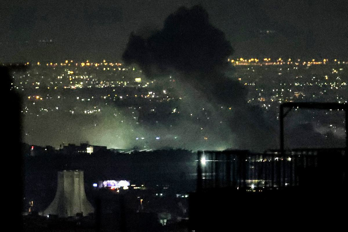 Colunas de fumaça se elevam do local dos ataques aéreos perto da Torre Azadi, na zona oeste de Teerã, em 10 de março de 2026/ATTA KENARE/AFP