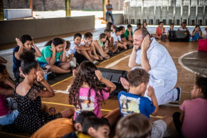 Artistas Ronan Gil e Sarah Brabo-Durand despertam a percep&ccedil;&atilde;o auditiva e a imagina&ccedil;&atilde;o da garotada