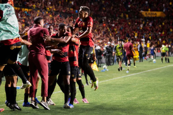 Elenco do Sport em jogo na Ilha do Retiro