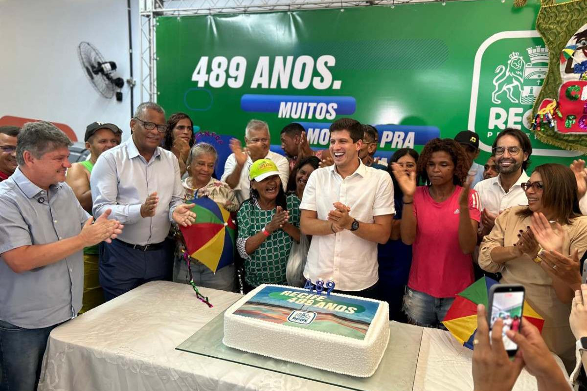 Recife celebrou 489 anos nesta quinta (12), com bolo, alegria e anúncios feitos pelo prefeito da capital pernambucana/Foto: Rafael Vieira/DP Foto