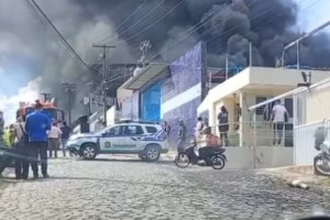 V&iacute;deo: inc&ecirc;ndio atinge dep&oacute;sito de loja de utilidades em Caruaru