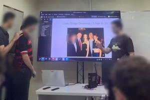Registros fotogr&aacute;ficos da apresenta&ccedil;&atilde;o indicam ainda que os estudantes utilizaram, em um dos slides da apresenta&ccedil;&atilde;o, uma imagem de Epstein ao lado do presidente doa EUA Donald Trump