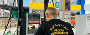 Procon fiscaliza postos de combustível em Pernambuco (Dalila Barreto)