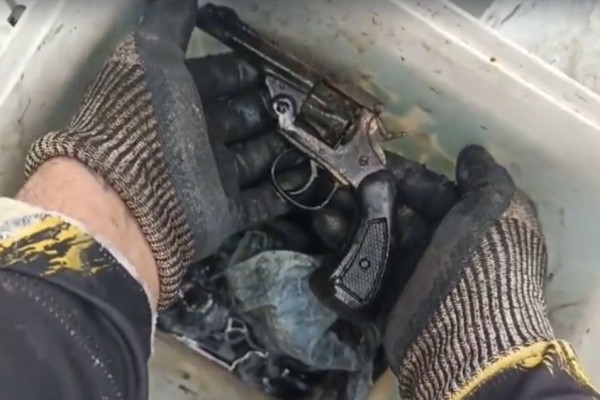 "Pescaria" foi realizada pelo designer gráfico Thiago Wanderley, que usa o equipamento chamado ímã de neodímio (Foto: Reprodução)