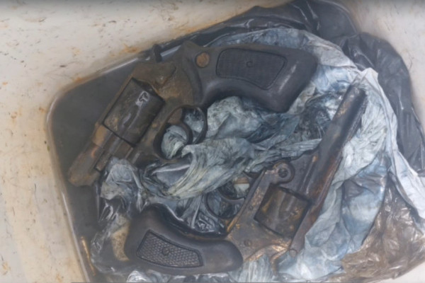 Dois revólveres foram "pescados" no Rio Capibaribe, na Ponte da na Iputinga, às margens da BR-101 (Foto: Reprodução)