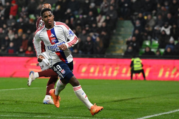 Endrick em campo pelo Lyon. (Foto: Jean-Christophe VERHAEGEN / AFP)