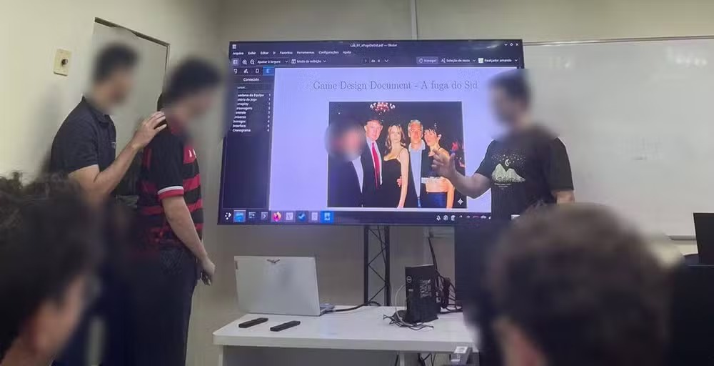 Registros fotográficos da apresentação indicam ainda que os estudantes utilizaram, em um dos slides da apresentação, uma imagem de Epstein ao lado do presidente doa EUA Donald Trump/Reprodução