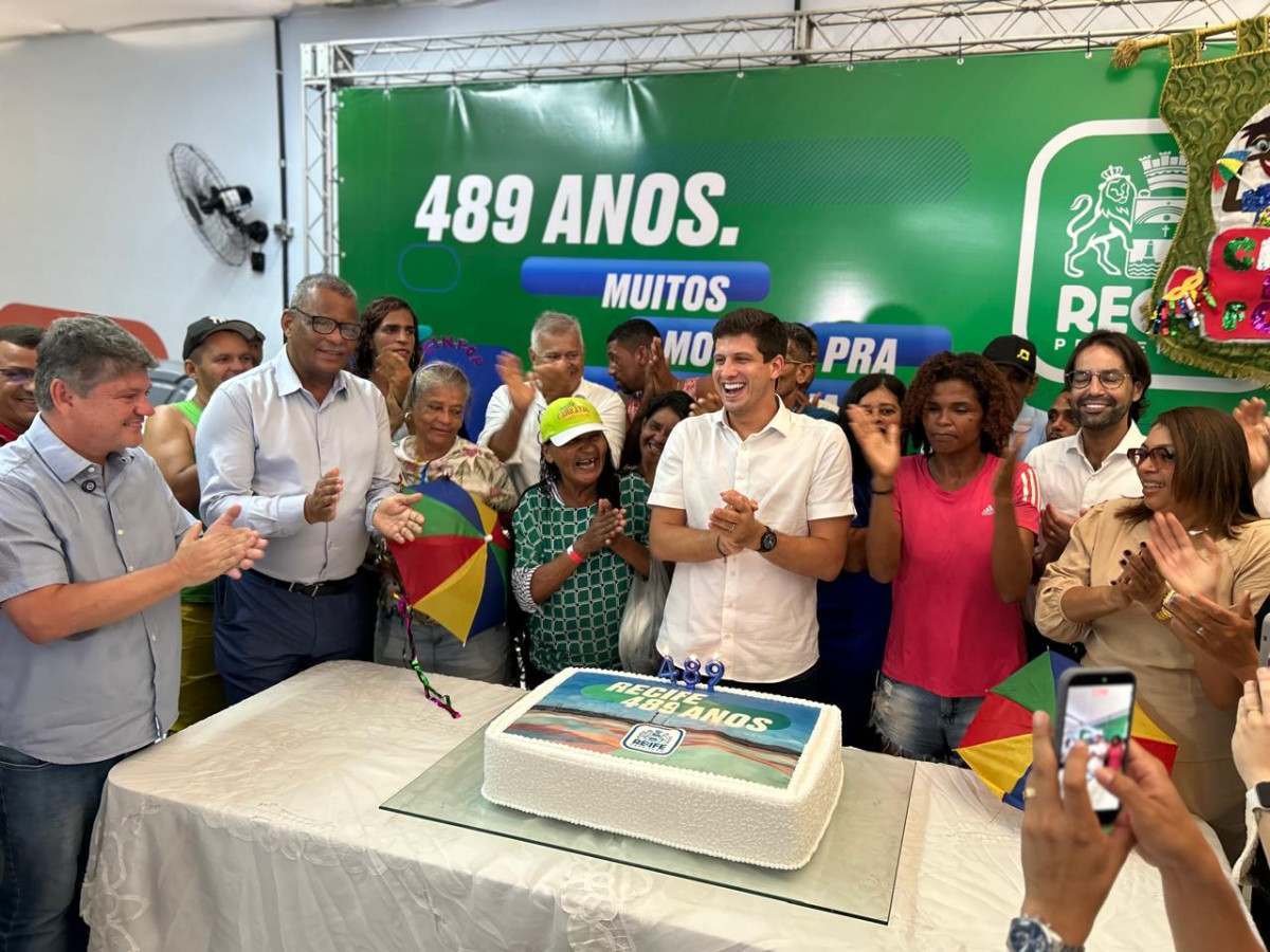 Recife celebrou 489 anos nesta quinta (12), com bolo, alegria e anúncios feitos pelo prefeito da capital pernambucana (Foto: Rafael Vieira/DP Foto)