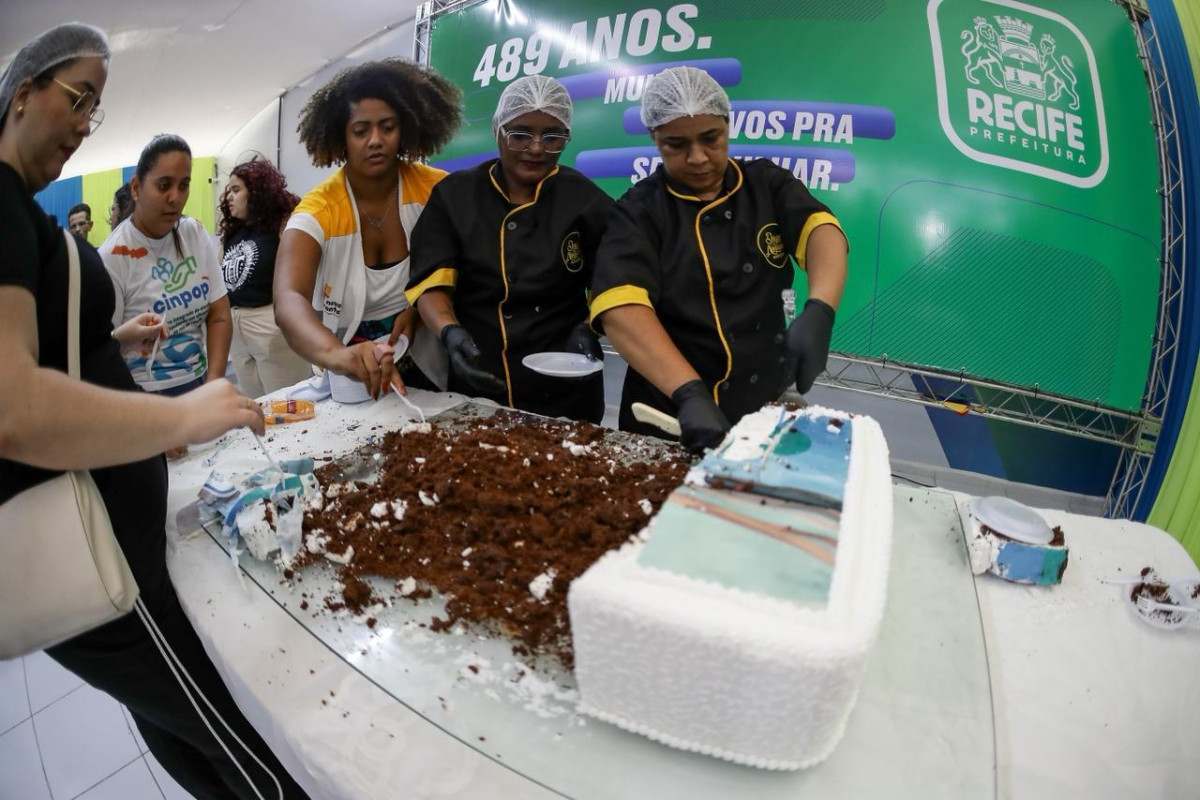 Além do bolo cortado no CINPOP de Santo Amaro, foram distribuídas mais 1.400 fatias distribuídas em outros equipamentos (Foto: Rafael Vieira/DP Foto)