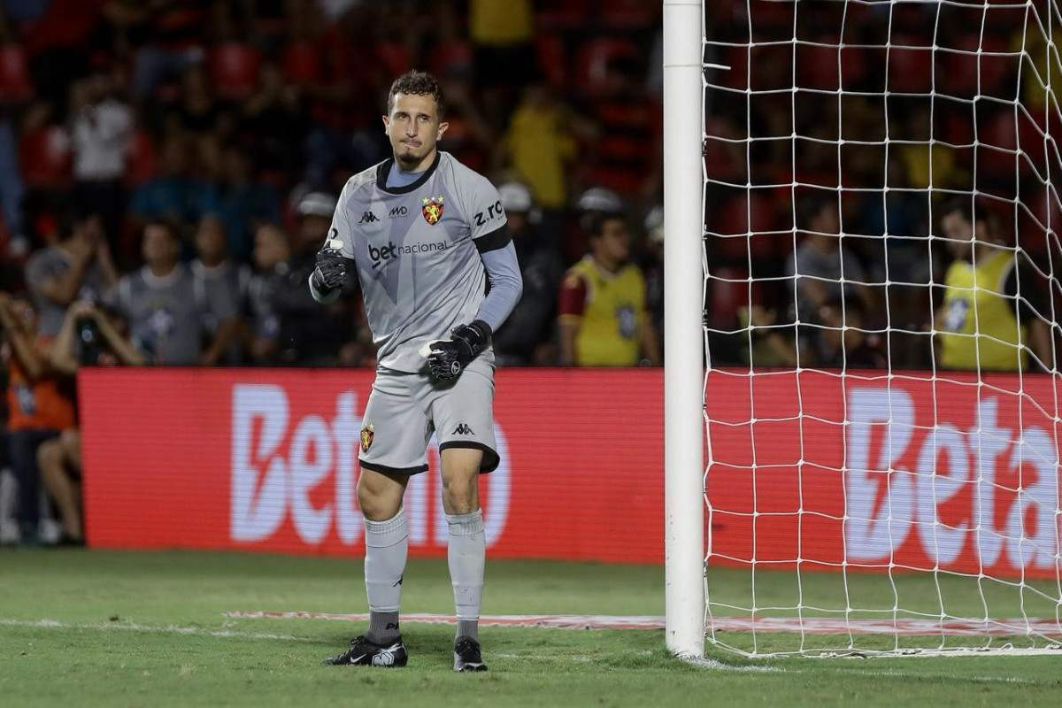 Thiago Couto defendeu mais um pênalti com a camisa do Sport/Rafael Vieira/DP foto