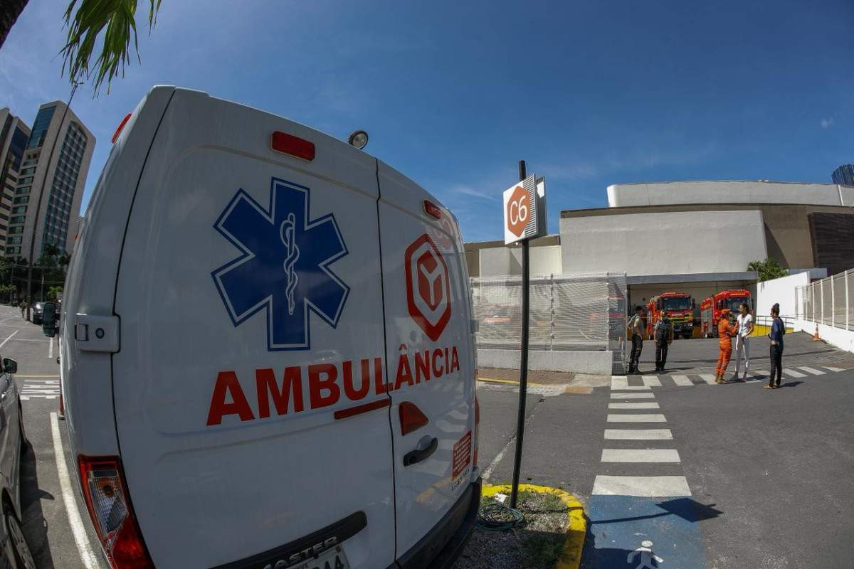 Samu atendeu seis pessoas em incêndio no Shopping Recife (Foto: Rafael Vieira/DP Foto)