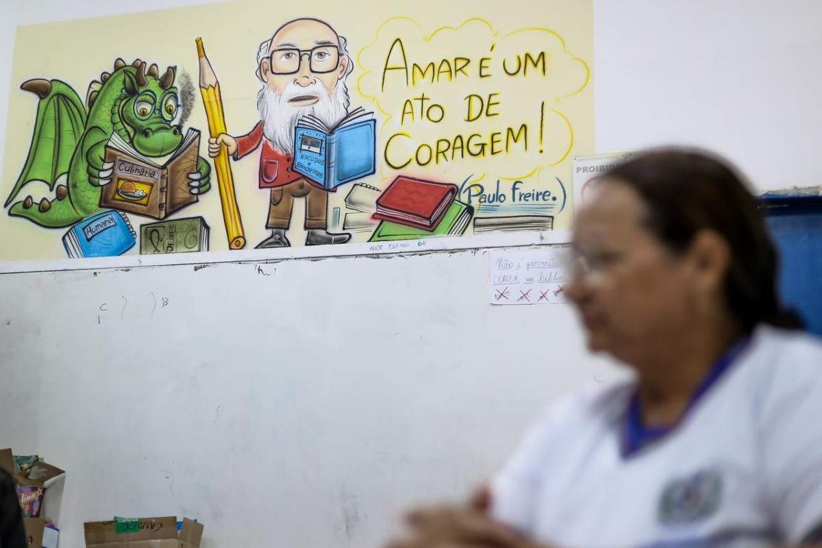 Simone Maria é estudante do módulo V da EJA, que corresponde ao 6º ano do ensino fundamental. (Foto: Rafael Vieira / DP Fotos)