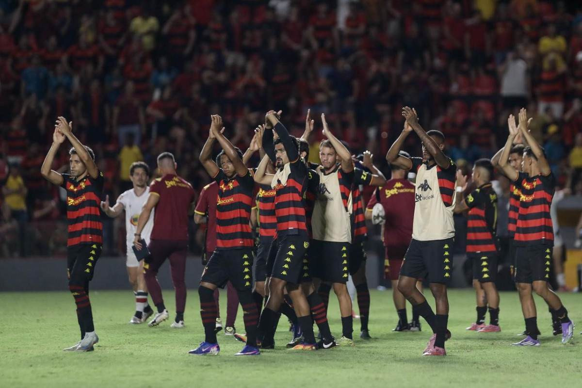 Elenco do Sport em jogo na Ilha do Retiro/Rafael Vieira/DP Foto