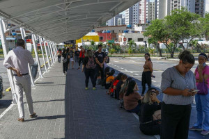 Funcion&aacute;rios aguardaram informa&ccedil;&otilde;es sobre retorno das atividades no Shopping Recife ap&oacute;s inc&ecirc;ndio dentro de uma loja na madrugada desta sexta (13)
