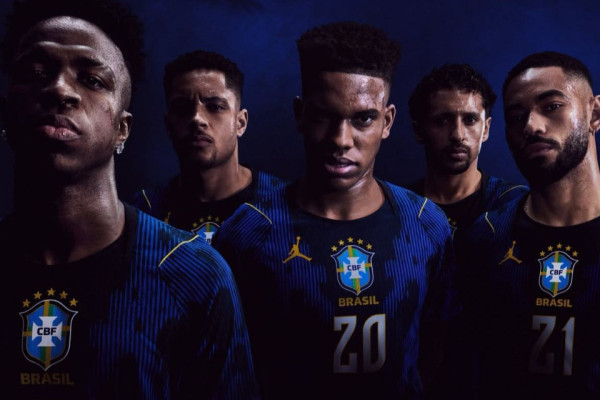 Vini Jr, Vitor Roque, Est&ecirc;v&atilde;o, Marquinhos e Matheus Cunha vestindo a nova camisa do Brasil