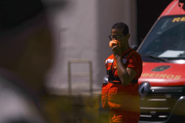 Bombeiros atuaram no combate às chamas no Shopping Recife (Foto: Rafael Vieira/DP Foto)