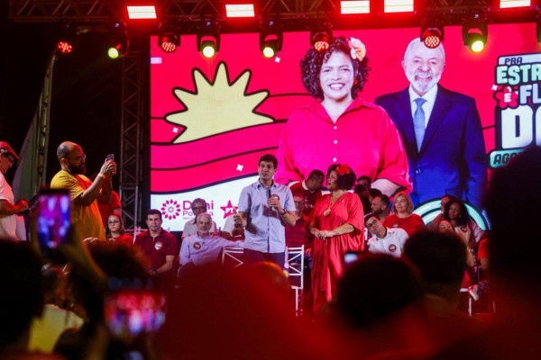 João Campos destaca papel do Nordeste nas eleições e elogia Dani Portela em ato de filiação ao PT