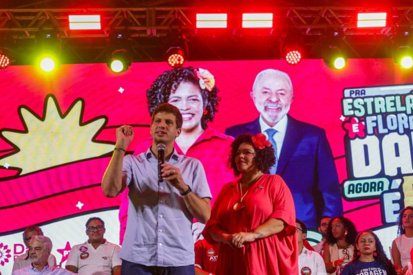 João Campos destaca papel do Nordeste nas eleições e elogia Dani Portela em ato de filiação ao PT