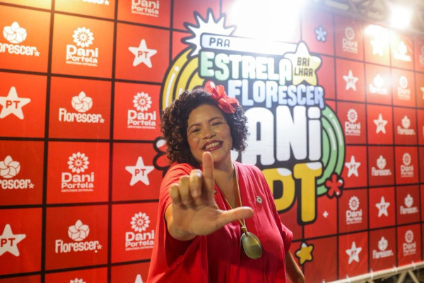 João Campos destaca papel do Nordeste nas eleições e elogia Dani Portela em ato de filiação ao PT