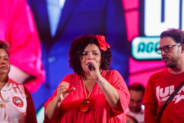 João Campos destaca papel do Nordeste nas eleições e elogia Dani Portela em ato de filiação ao PT