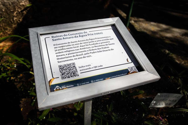 Visitantes podem conferir detalhes das ruínas do Convento de Santo Amaro da Água Fria (Foto: Marina Torres/DP Foto)