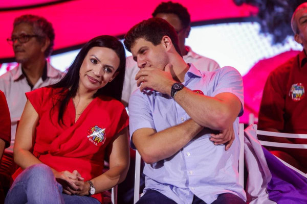 João Campos destaca papel do Nordeste nas eleições e elogia Dani Portela em ato de filiação ao PT