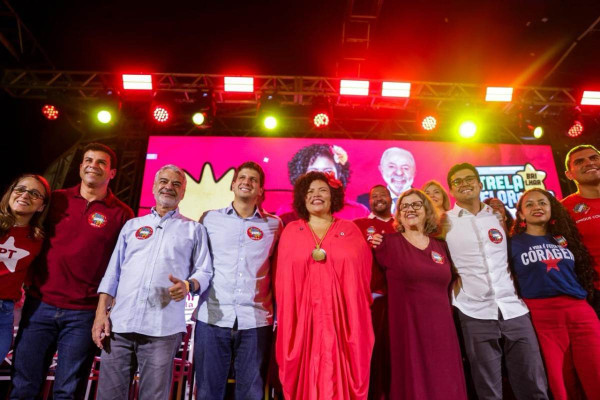 João Campos destaca papel do Nordeste nas eleições e elogia Dani Portela em ato de filiação ao PT