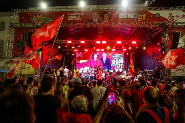 João Campos destaca papel do Nordeste nas eleições e elogia Dani Portela em ato de filiação ao PT