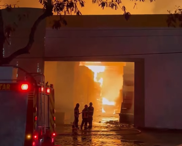 incêndio atingiu quatro galpões no bairro Indianápolis, em Caruaru/Reprodução