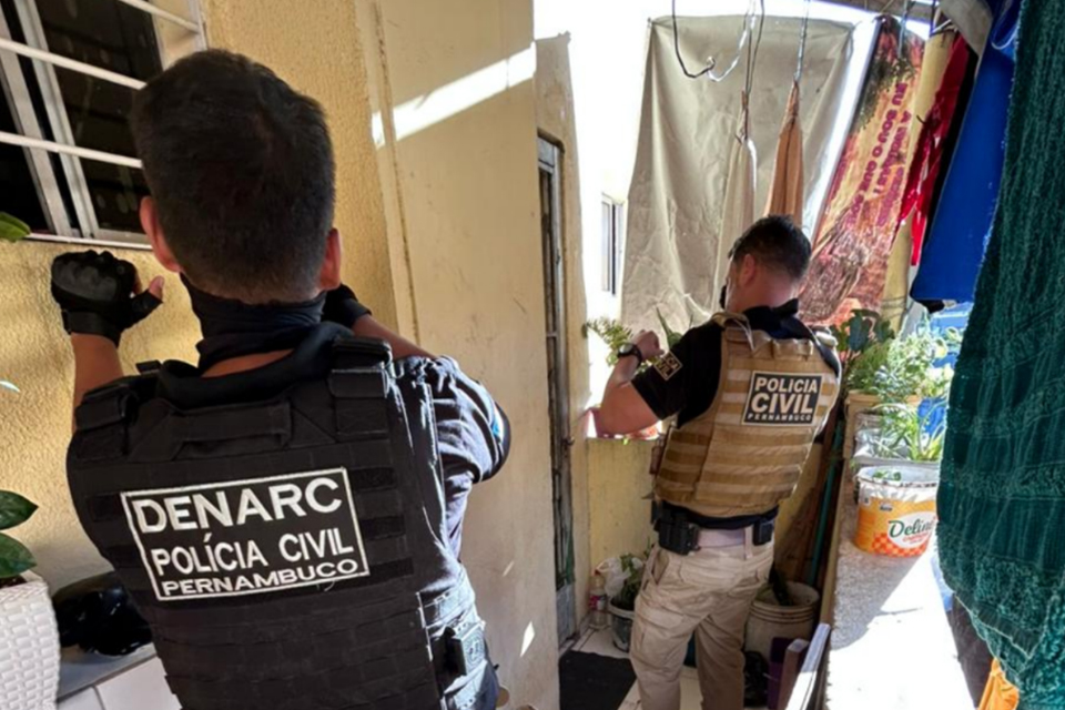 Agentes do Denarc em operação contra tráfico de drogas no centro do Recife/DIVULGAÇÃO/PCPE