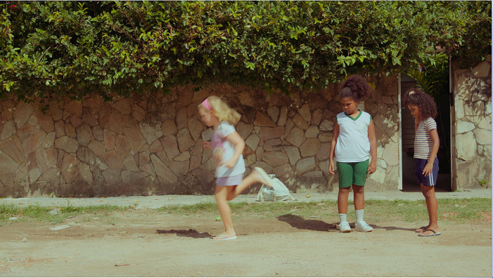 Gabi Saegesser, Nathalia Flor e Roma Julia estão à frente da ficção "RUA 27" (Foto: Reprodução)