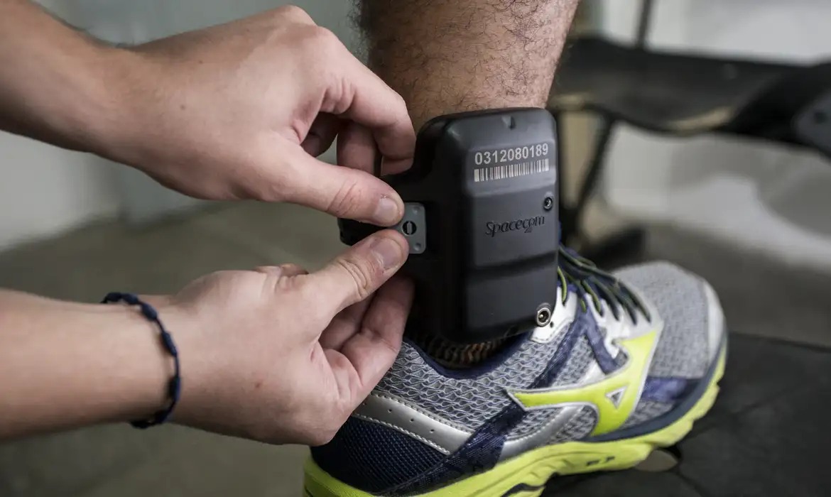 Tornozeleira eletrônica pode ser aplicada em agressor em casos de violência doméstica/Foto: Tiago Still/Gov ceará