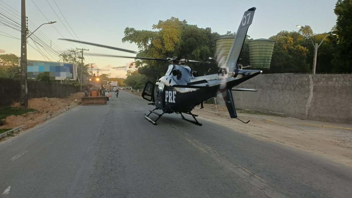Homem atropelado por retroescavadeira é socorrido de helicóptero em Camaragibe, Grande Recife (Foto; Ascom/PRF)