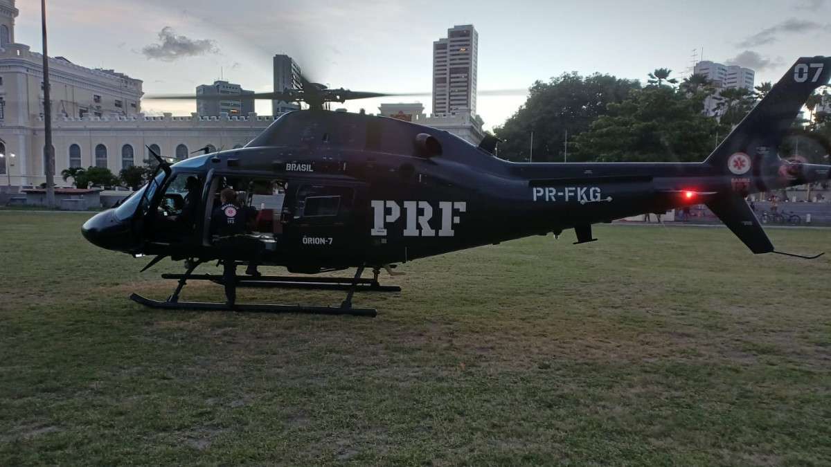Homem atropelado por retroescavadeira é socorrido de helicóptero em Camaragibe, Grande Recife (Foto; Ascom/PRF)