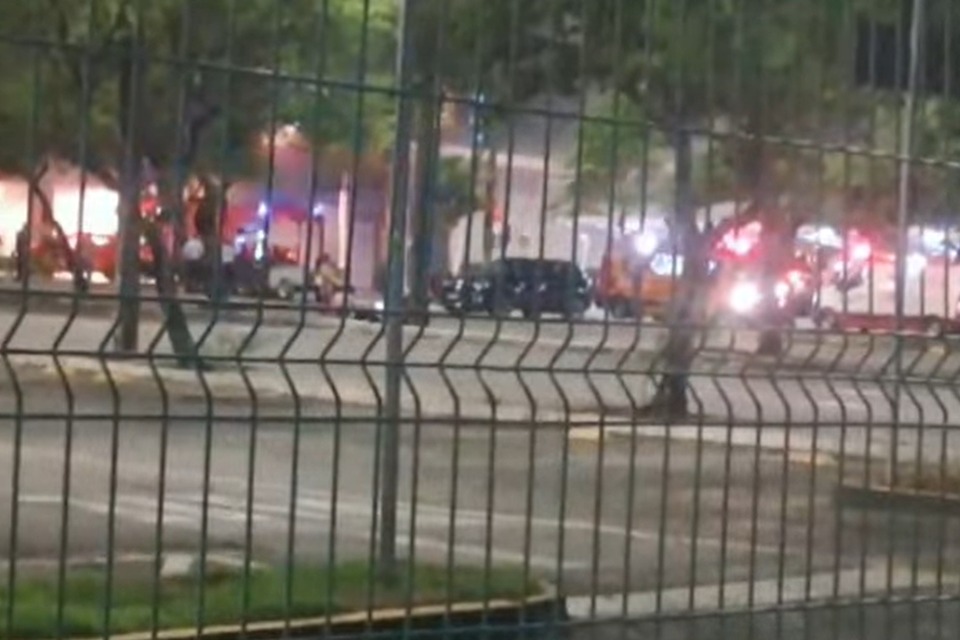 Ambulâncias e carros do Samu foram acionados para operação de combate ao incêndio no Shopping Recife/Redes Sociais 