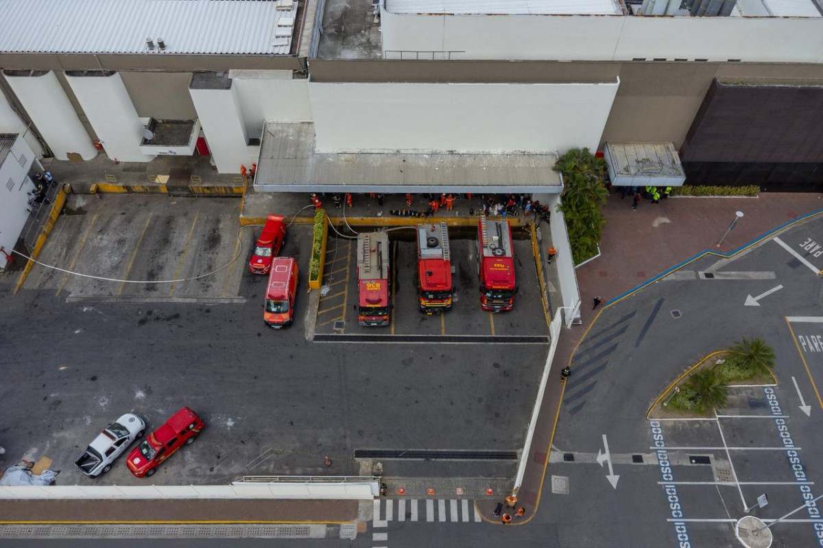 Viaturas dos bombeiros foram acionadas para combater incêndio no Shopping Recife  (Rafael Vieira/DP)