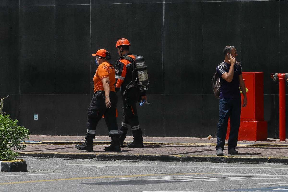 Bombeiros iniciaram ação de rescaldo por volta das 11h, segundo informações repassadas pela corporação (Foto: Rafael Vieira/DP Foto)