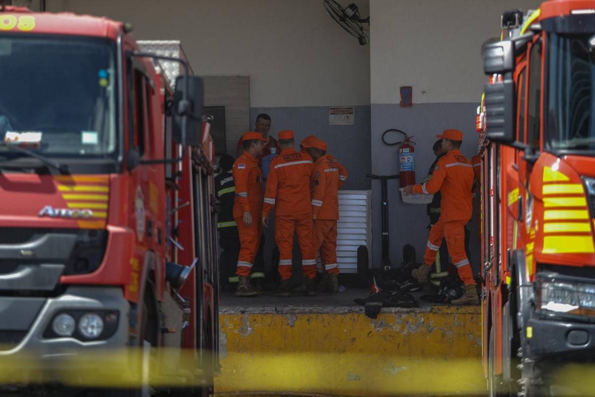 Dez viaturas dos bombeiros foram acionadas para incêndio no Shopping Recife/Foto: Rafael Vieira/DP Foto