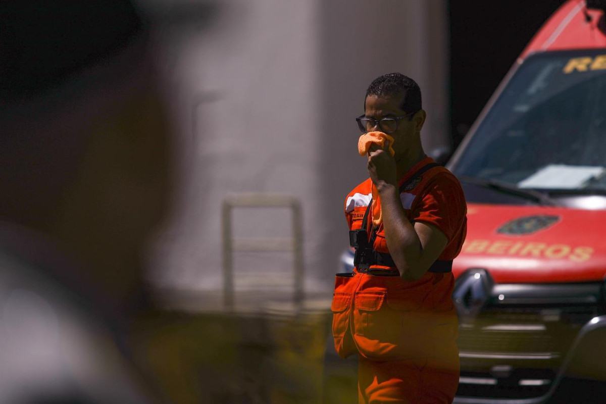 Bombeiros atuaram no combate às chamas no Shopping Recife (Foto: Rafael Vieira/DP Foto)