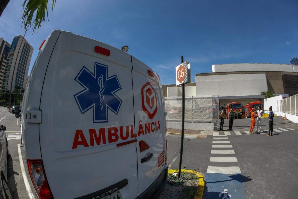 Samu atendeu seis pessoas em incêndio no Shopping Recife (Foto: Rafael Vieira/DP Foto)