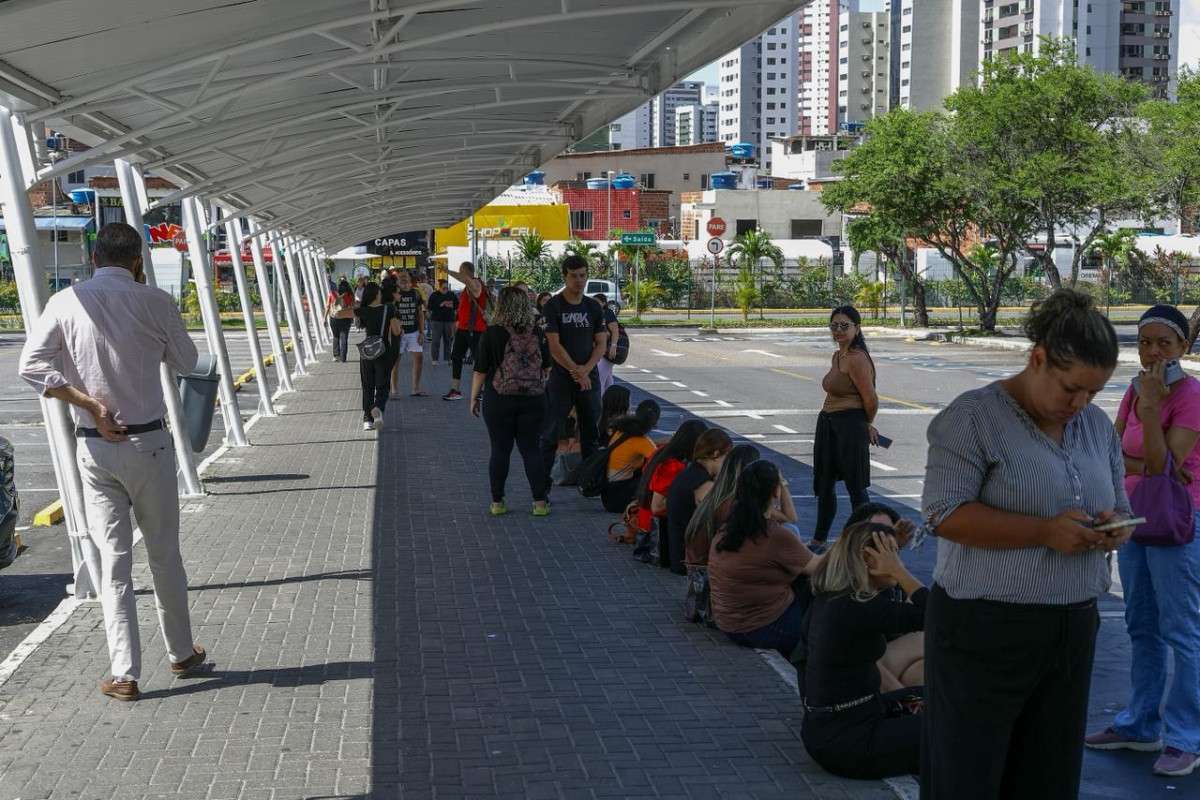 Funcionários aguardaram informações sobre retorno das atividades no Shopping Recife após incêndio dentro de uma loja na madrugada desta sexta (13)/Foto: Rafael Vieira/DP Foto
